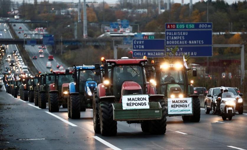 اعتراض کشاورزان به دولت فرانسه، تراکتورها جاده را بستند(